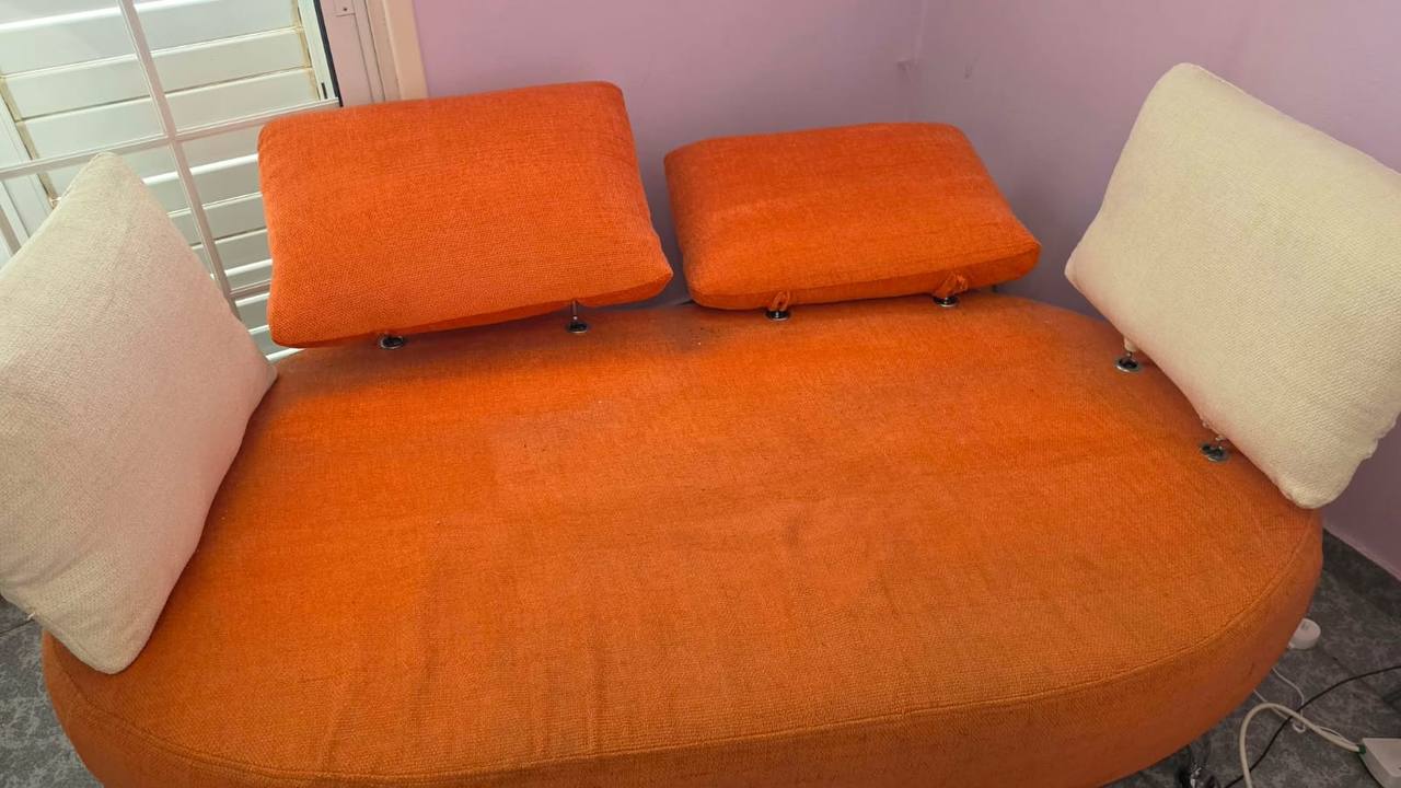 Πορτοκαλί υφασμάτινος καναπές μετά τον βιολογικό καθαρισμό